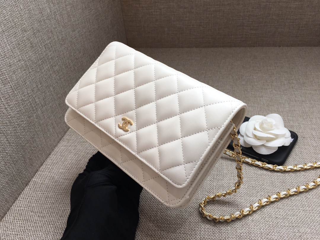 Lambskin Wallet On Chain Shoulder Bag A33814 White/Gold